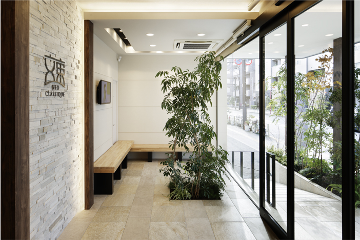 ウエイティングコーナーはFIX硝子で外の光を取り込み、本物の植栽を植えています。