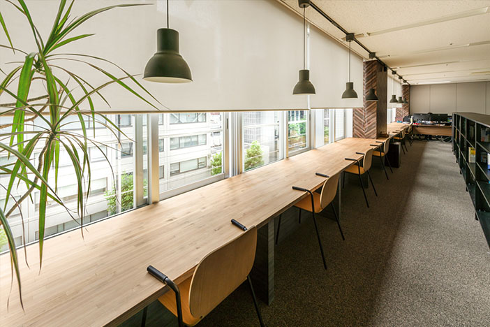 YEオフィス窓際カウンター