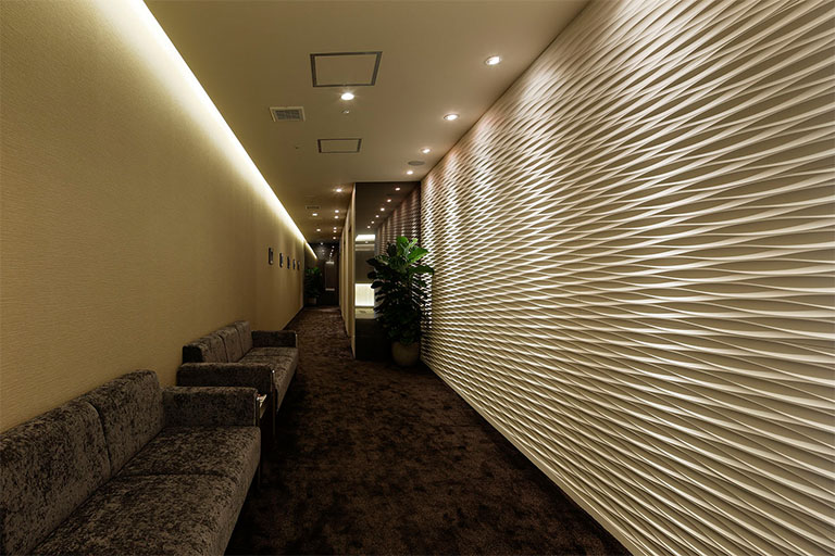 リブパネルで単調になりがちな通路にアクセントを設えています。