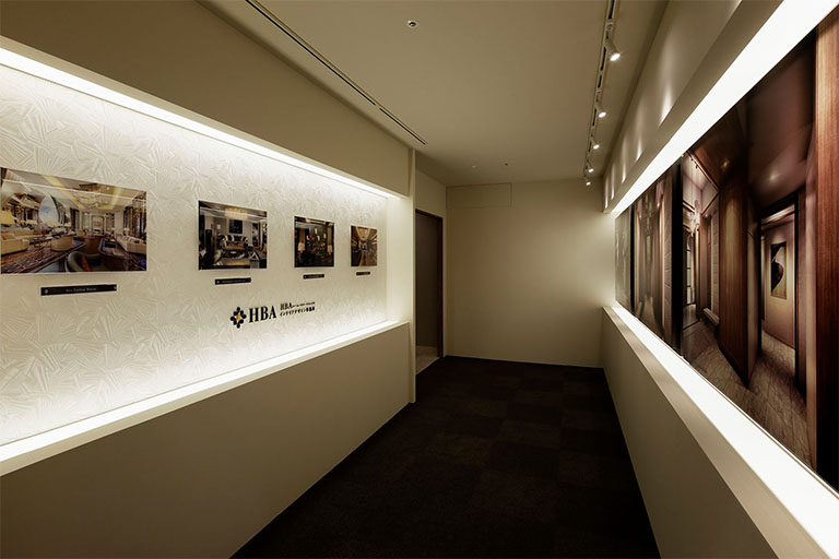 間接照明に映えるクロスでパネルを更に美しく見せます。